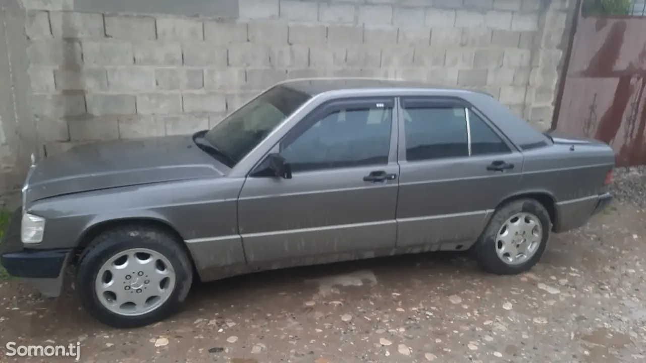 Mercedes-Benz W201 1990 · 2.0 MT