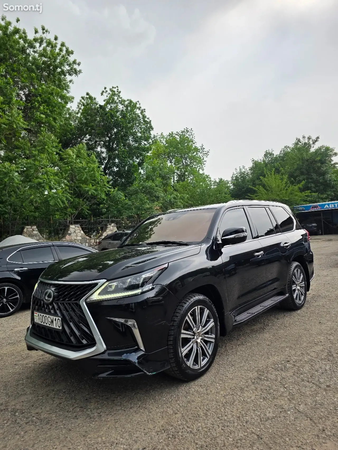 Lexus LX series 2017 · 5.7 AT