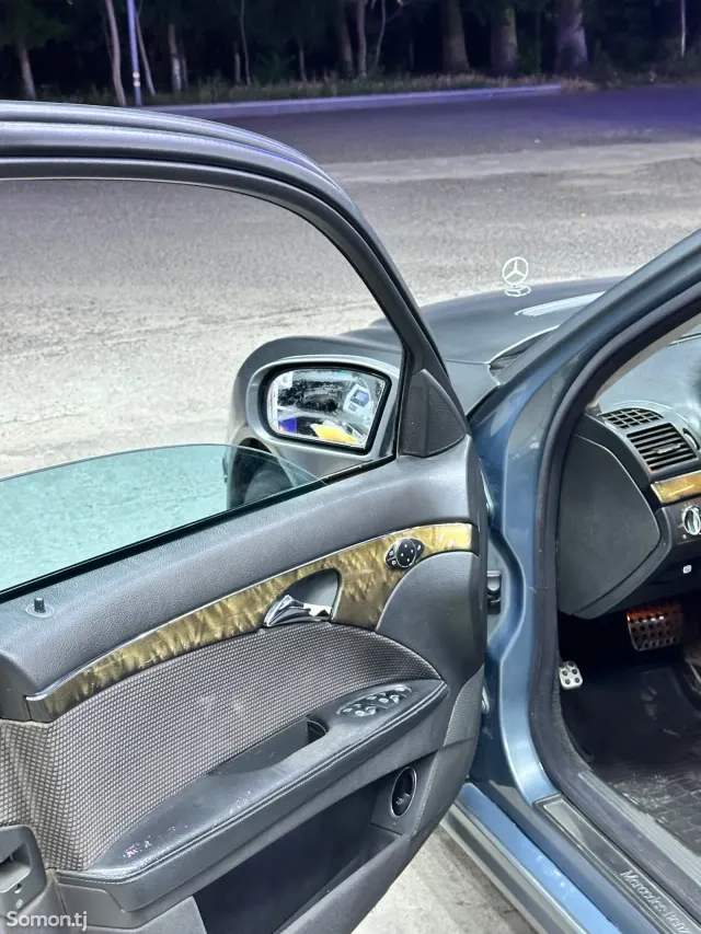 Mercedes-Benz E class 2004 · 3.2 AT