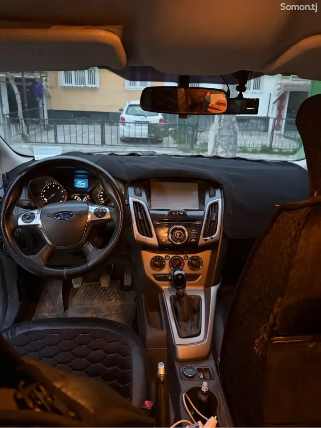 Ford Focus 2013 · 1.6 MT
