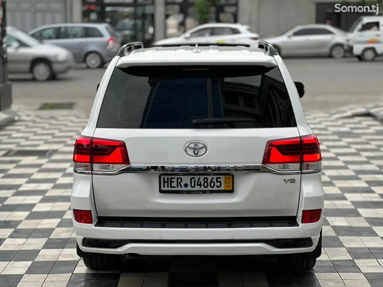 Toyota Land Cruiser 2018 · 4.6 AT