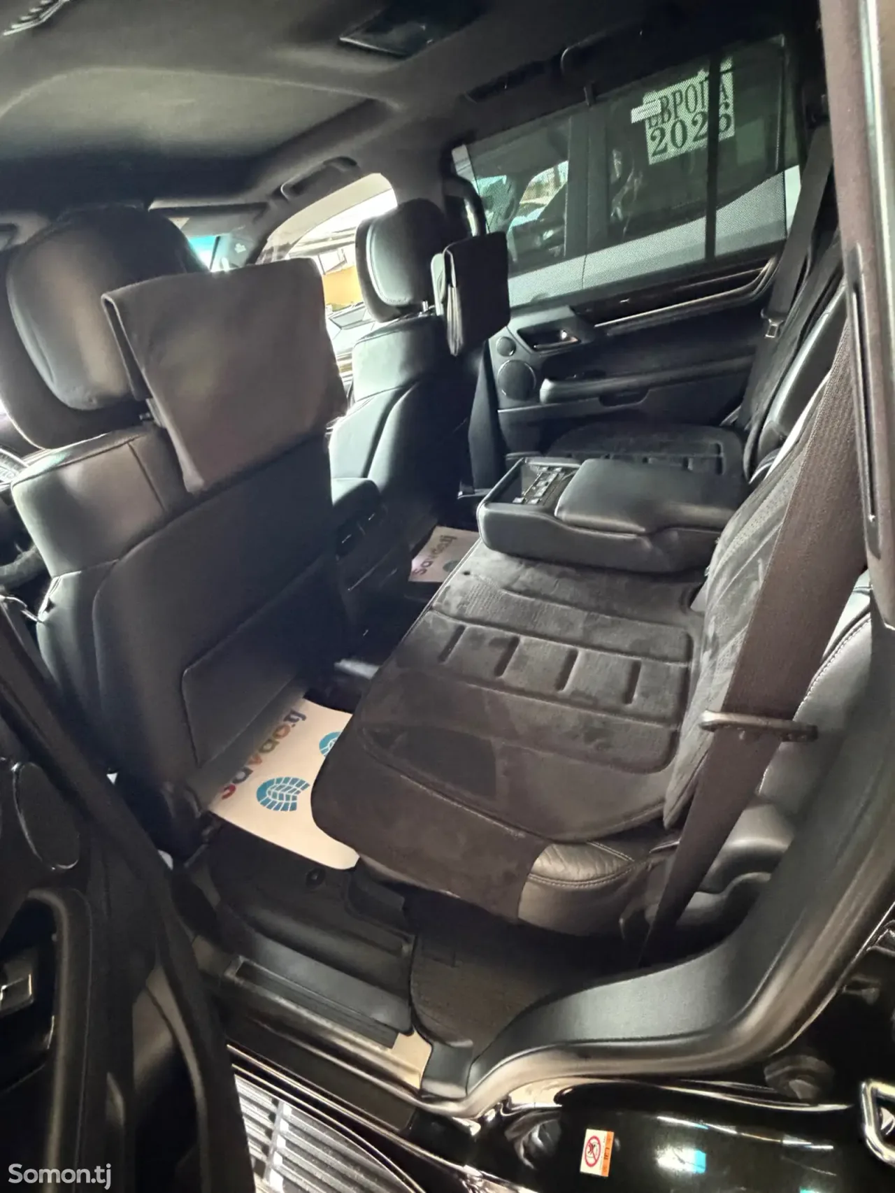 Lexus LX series 2018 · 5.7 AT