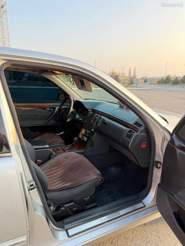 Mercedes-Benz E class 2000 · 3.2 AT