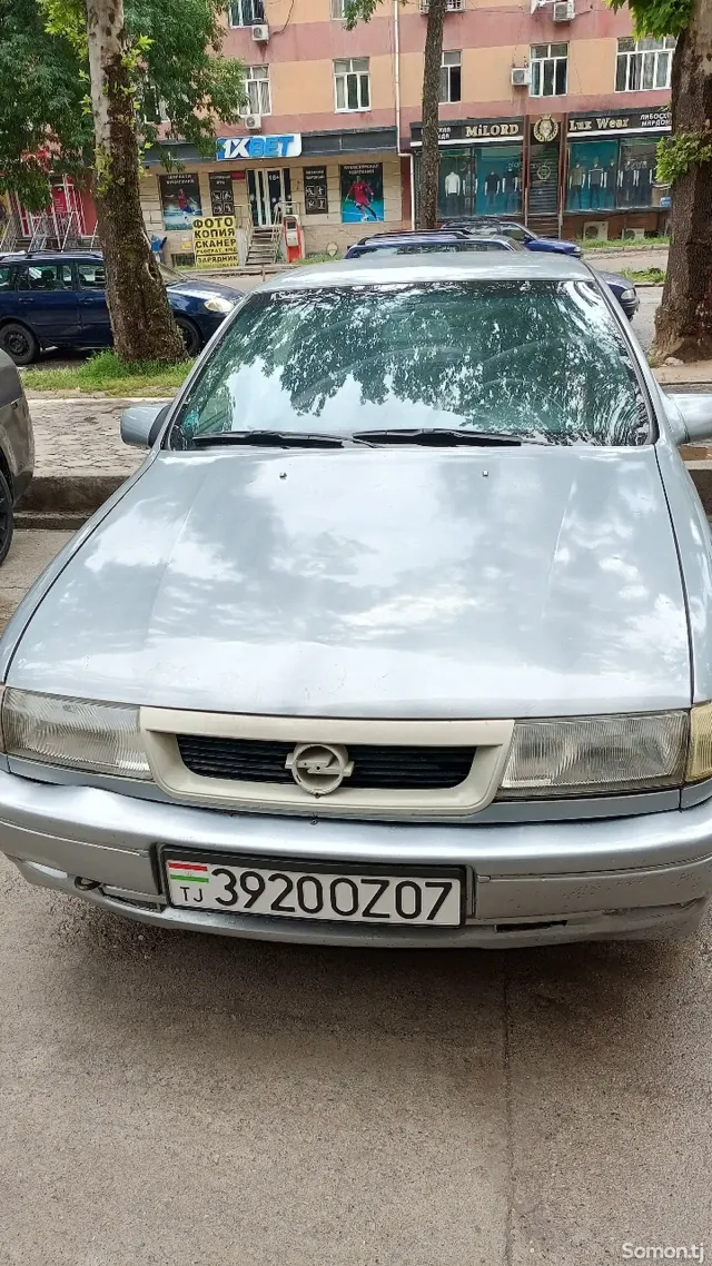 Opel Vectra A 1990 · 1.6 MT