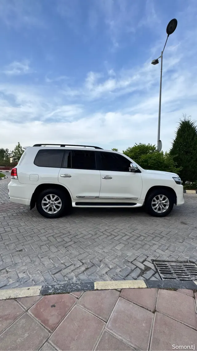 Toyota Land Cruiser 2014 · 4.6 AT