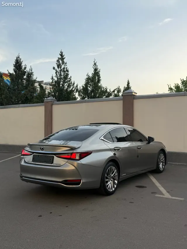 Lexus ES series 2021 · 2.5 AT