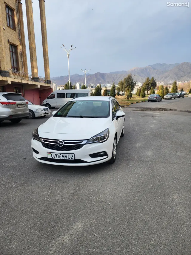 Opel Astra K 2019 · 1.6 MT