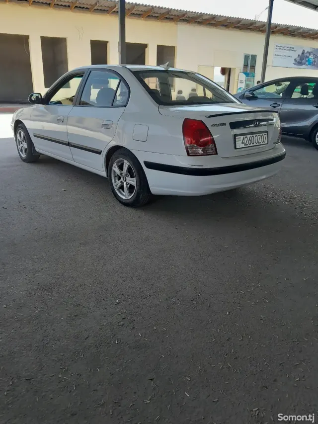 Hyundai Elantra 2005 · 1.6 MT