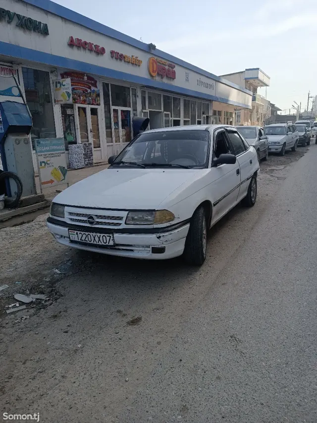 Opel Astra F 1992 · 1.6 MT