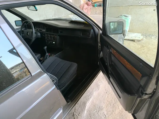 Mercedes-Benz W201 1989 · 1.8 MT