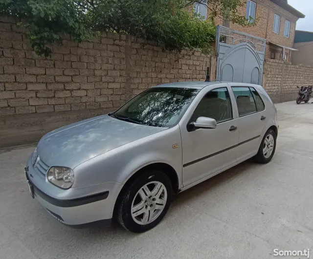 Volkswagen Golf 2002 · 1.6 MT