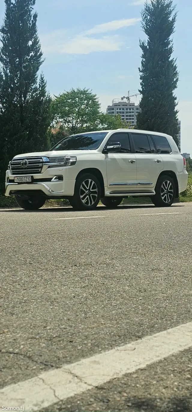 Toyota Land Cruiser 2018 · 4.6 AT