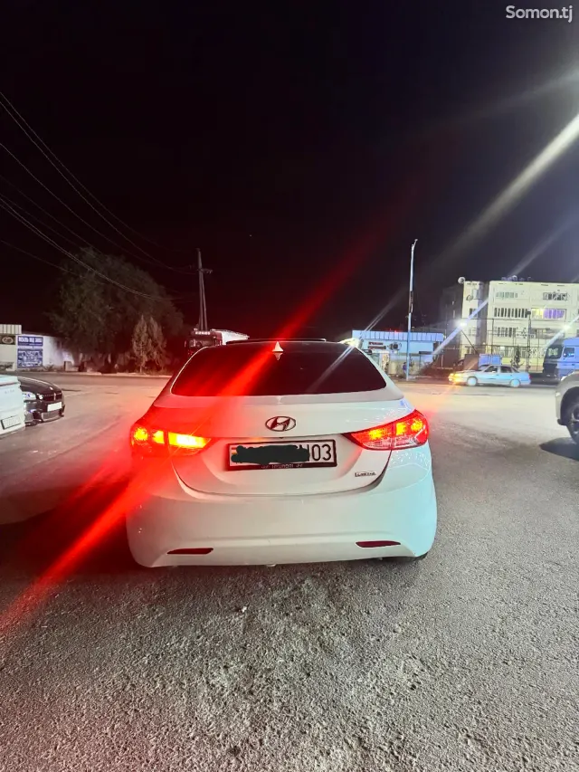 Hyundai Elantra 2013 · 2.0 AT