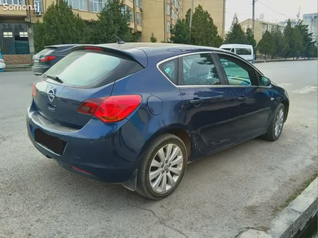 Opel Astra J 2010 · 1.6 AT