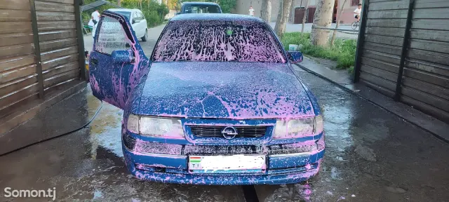 Opel Vectra A 1992 · 1.6 MT
