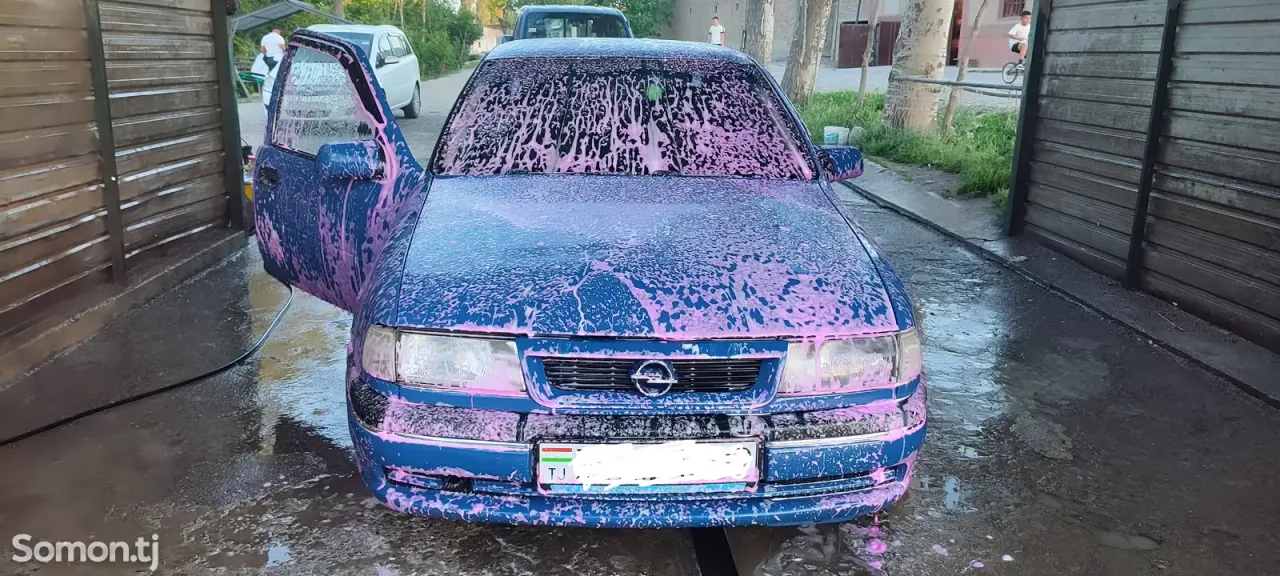 Opel Vectra A 1992 · 1.6 MT