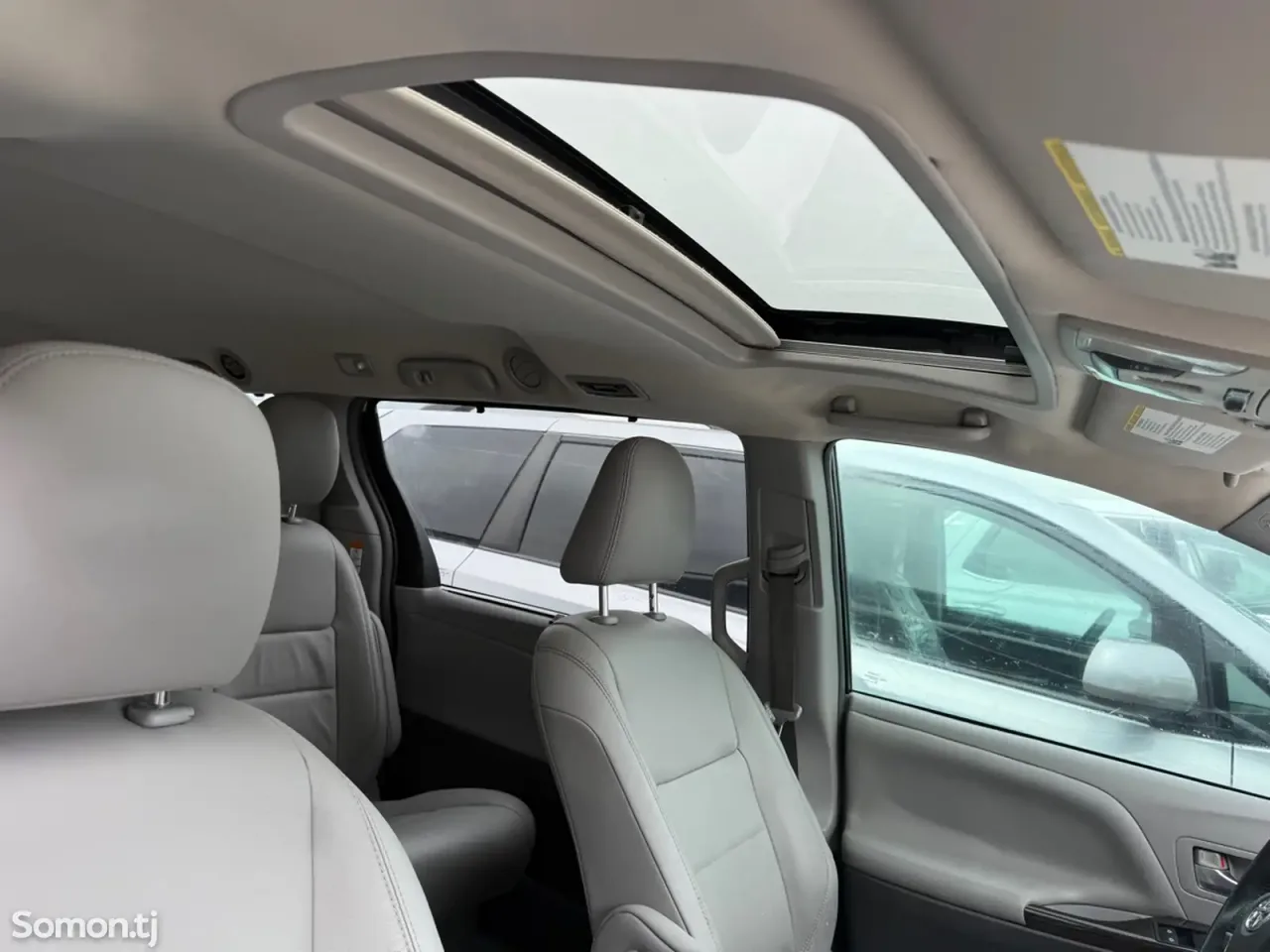 Toyota Sienna 2015 · 3.5 AT