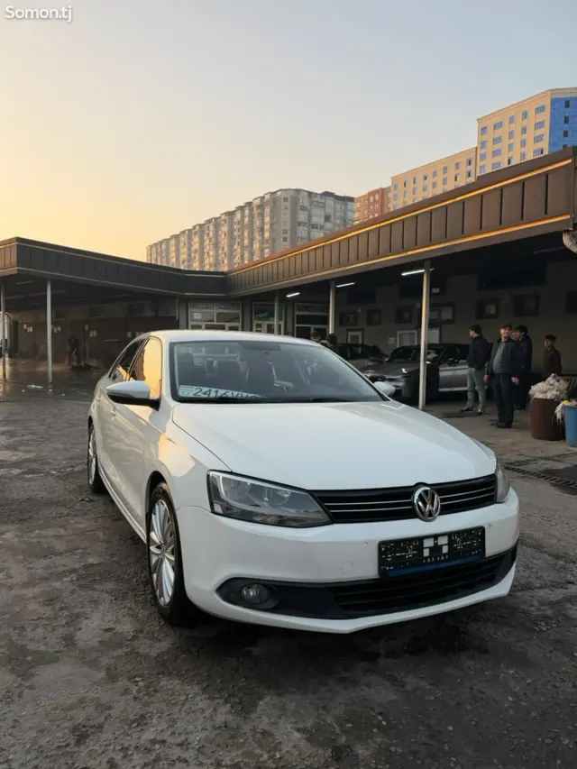Volkswagen Jetta 2011 · 2.0 AT