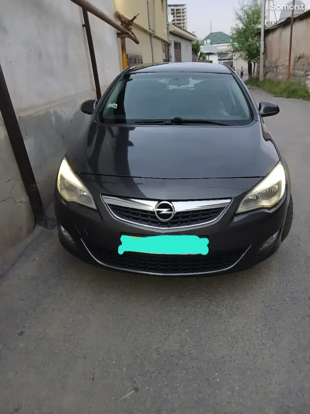 Opel Astra J 2011 · 1.7 MT