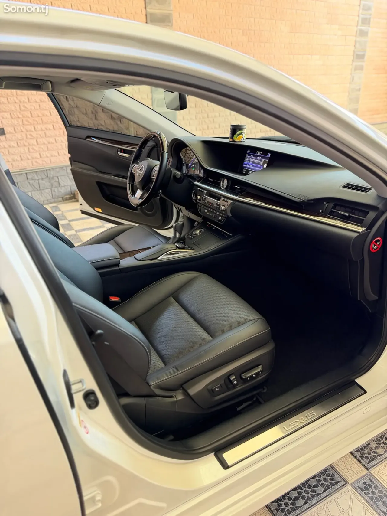 Lexus ES series 2016 · 2.5 AT