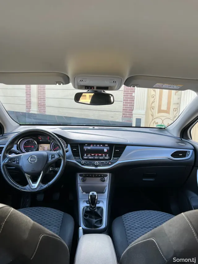 Opel Astra K 2017 · 1.6 MT