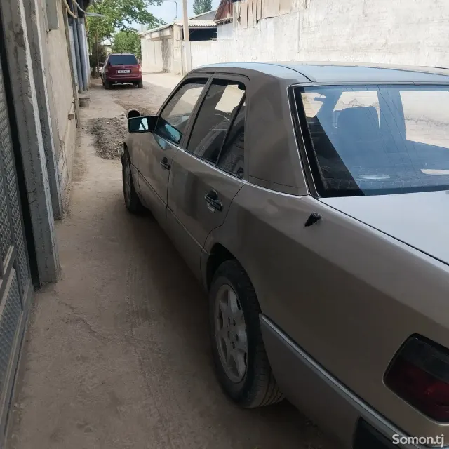 Mercedes-Benz E class 1989 · 2.4 MT