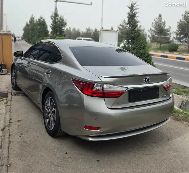 Lexus ES series 2016 · 2.5 AT