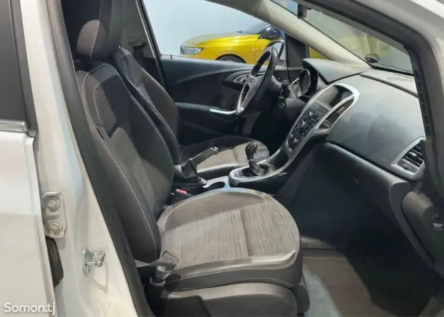 Opel Astra J 2014 · 2.0 MT