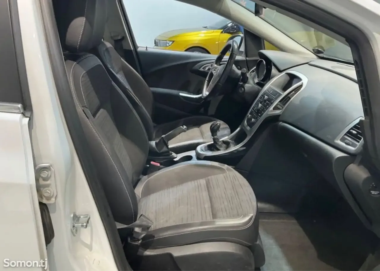 Opel Astra J 2014 · 2.0 MT