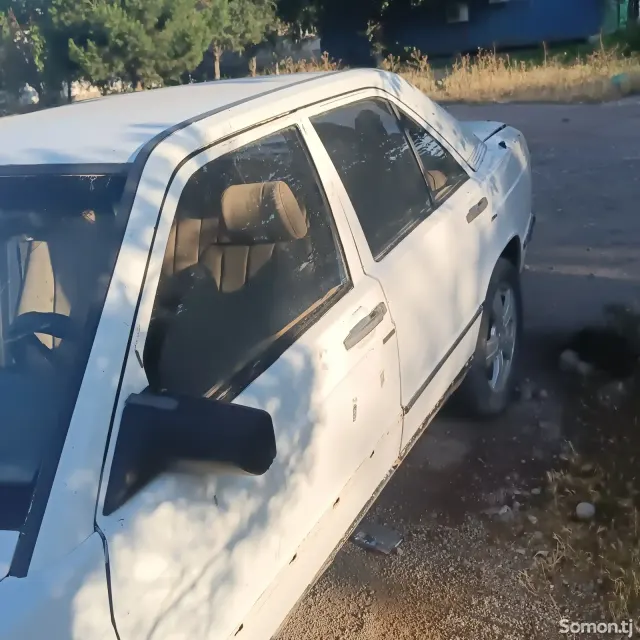 Mercedes-Benz W201 1985 · 2.0 MT