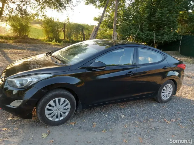 Hyundai Elantra 2013 · 1.8 AT