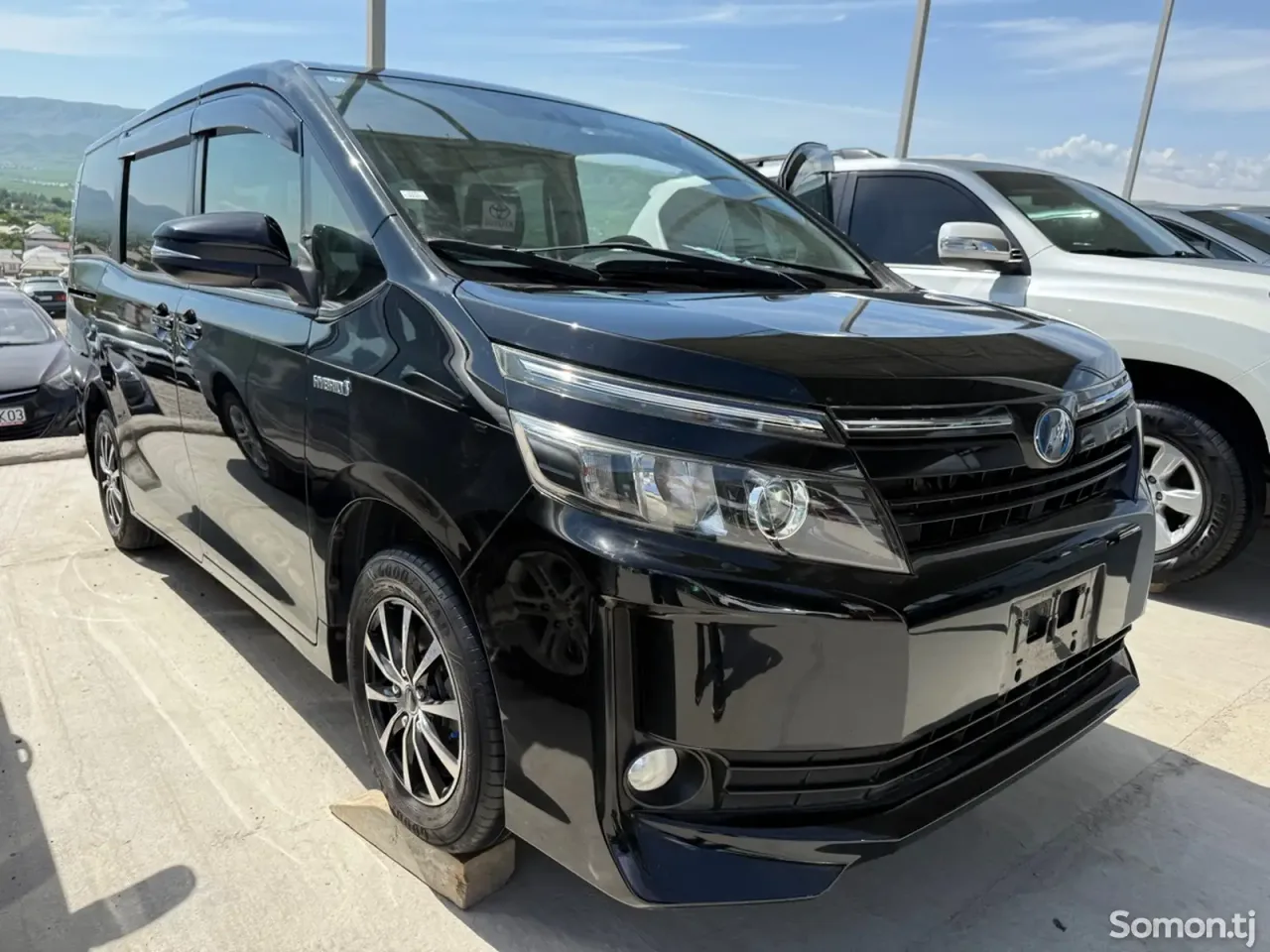 Toyota Voxy 2014 · 1.8 AT