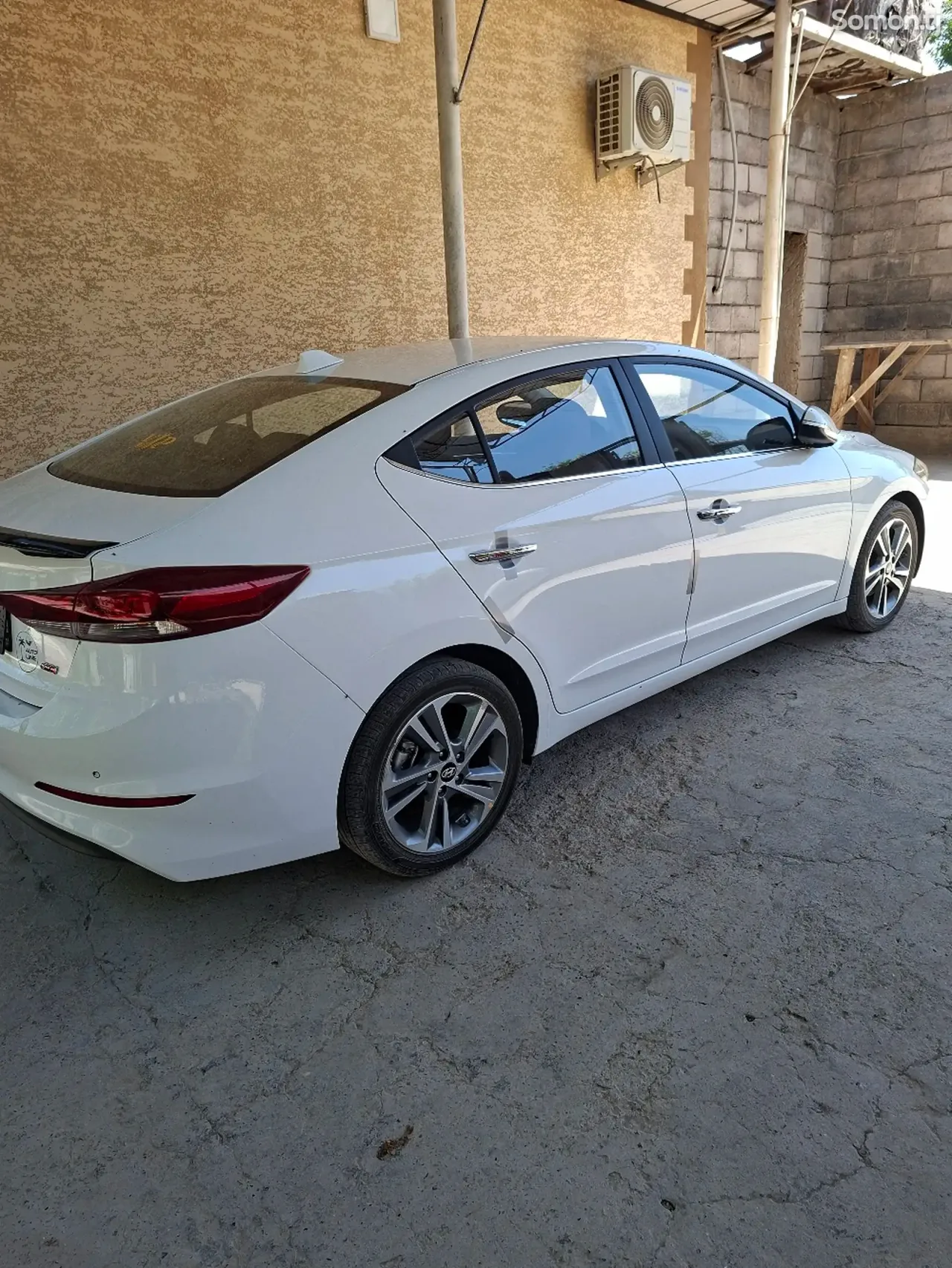 Hyundai Avante 2015 · 1.6 AT
