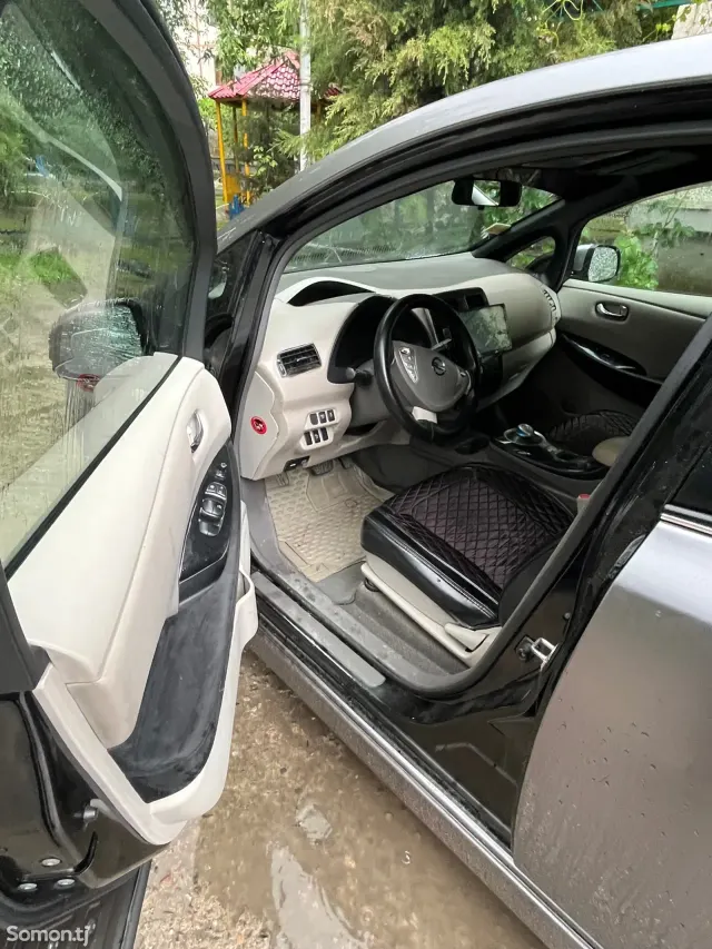 Nissan Leaf 2012 · AT