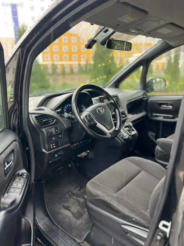 Toyota Voxy 2015 · 2.0 CVT