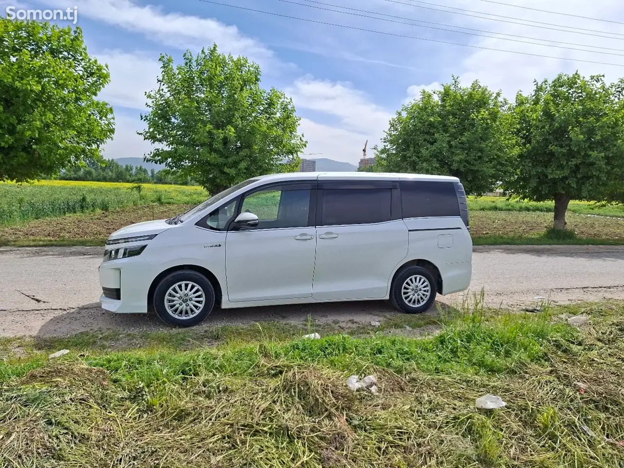 Toyota Voxy 2014 · 1.8 AT