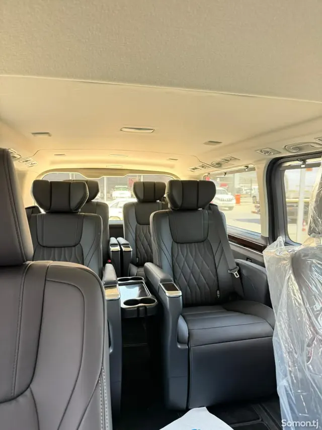 Toyota HiAce 2025 · 3.5 AT