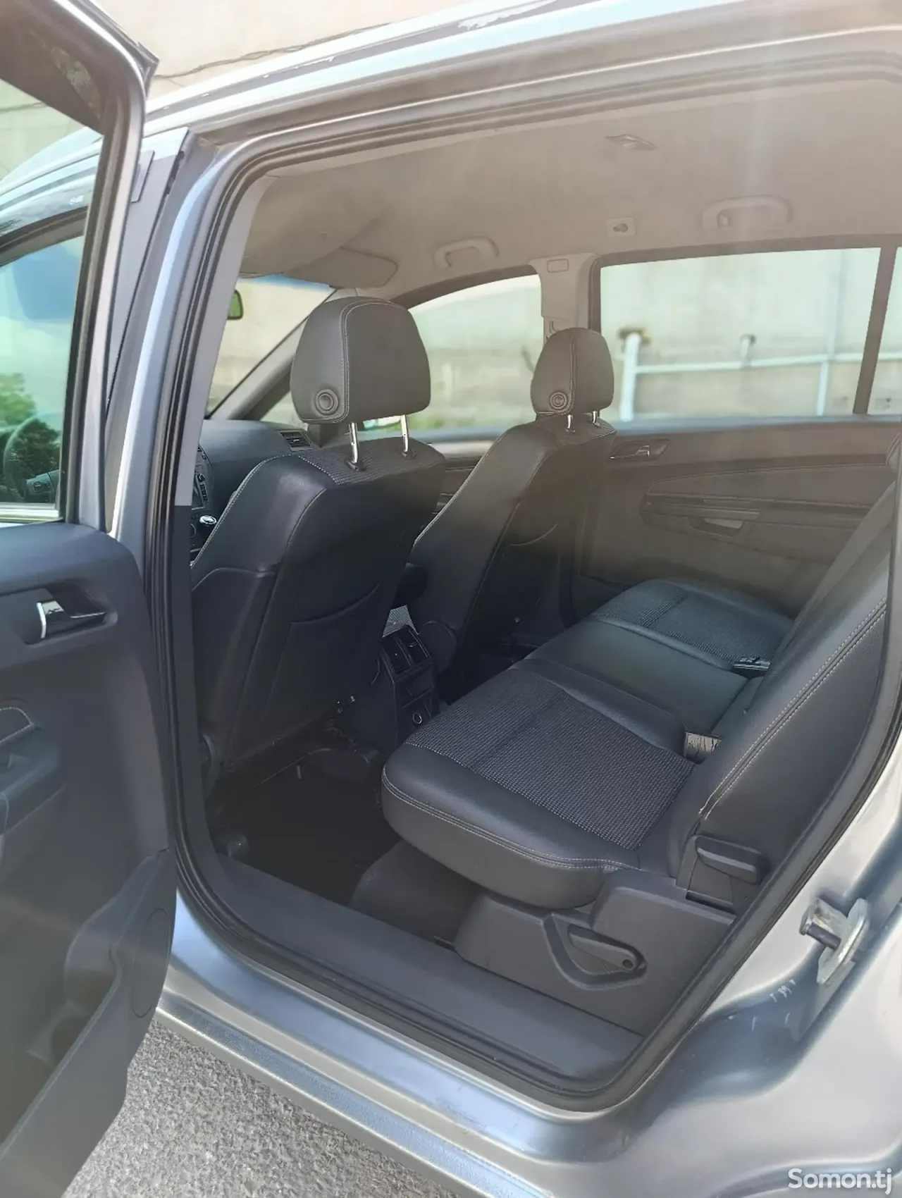Opel Zafira 2006 · 1.9 MT