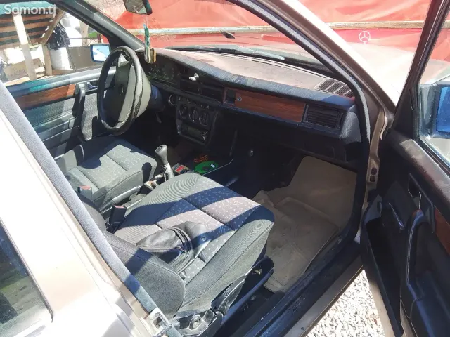 Mercedes-Benz W201 1990 · 1.8 MT