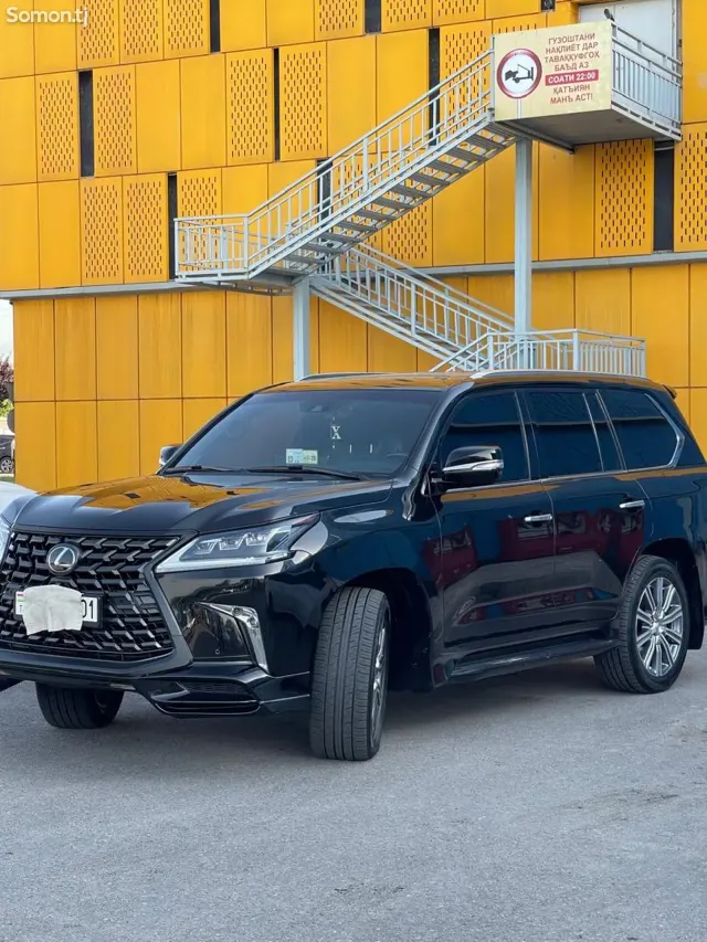 Lexus LX series 2018 · 5.7 AT
