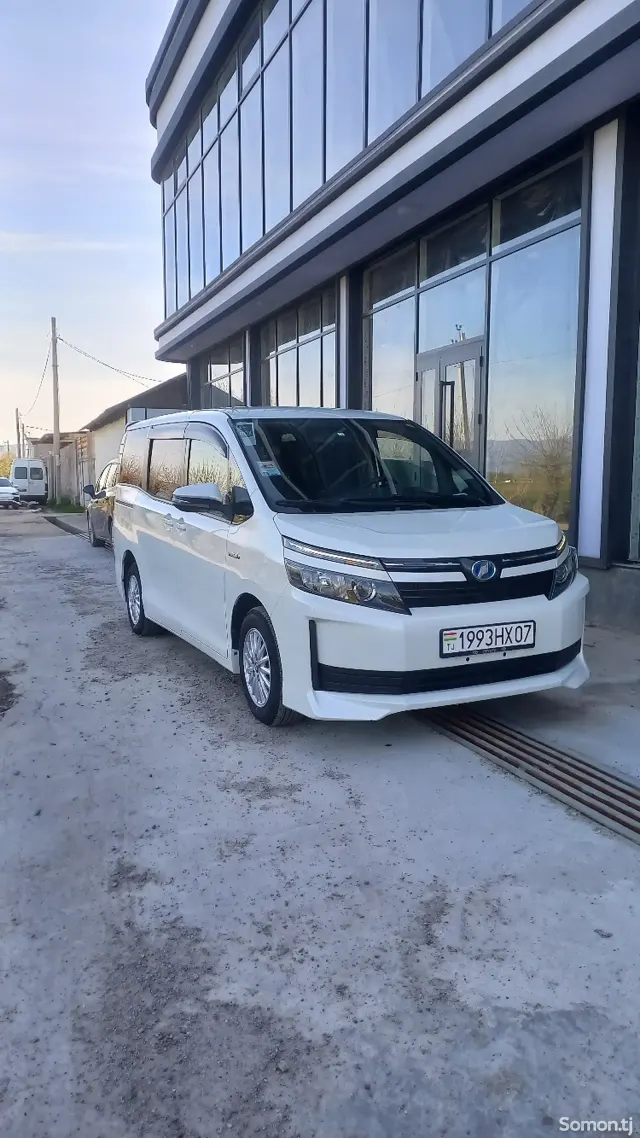Toyota Voxy 2014 · 2.0 CVT