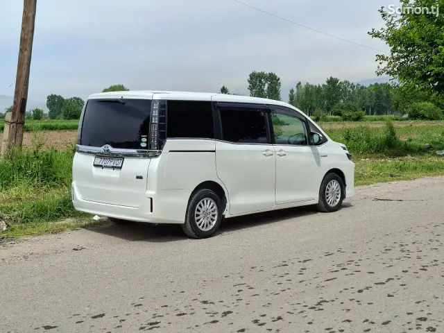 Toyota Voxy 2014 · 1.8 AT