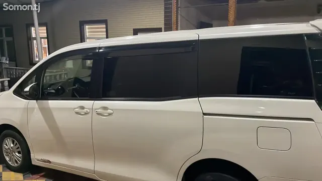 Toyota Voxy 2015 · 2.0 AT