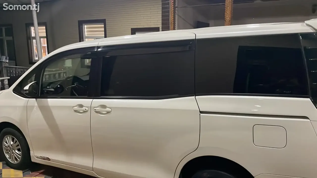 Toyota Voxy 2015 · 2.0 AT