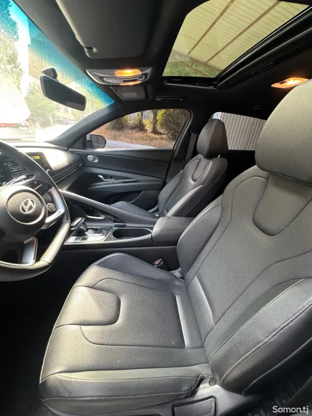 Hyundai Elantra 2023 · 1.6 AT