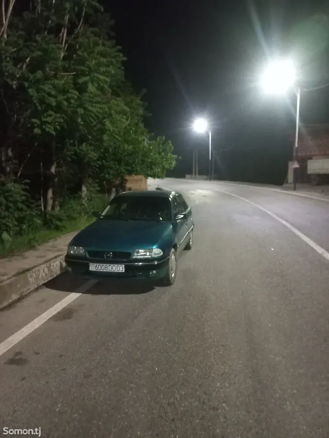 Opel Astra F 1993 · 1.6 MT