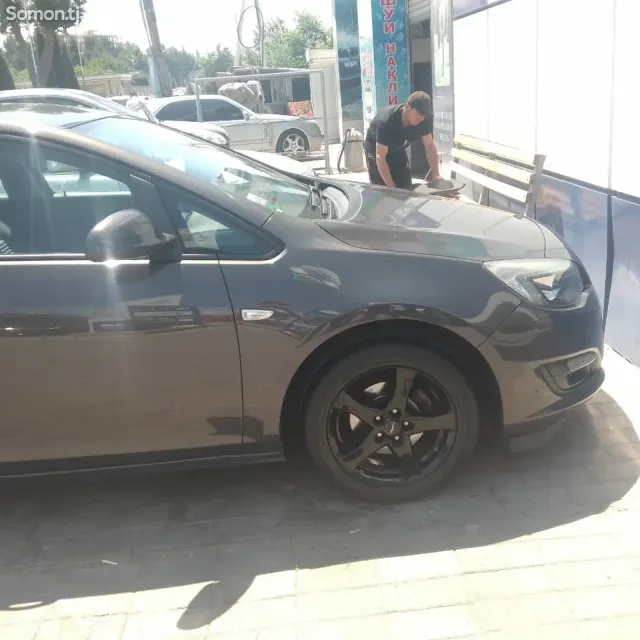 Opel Astra J 2015 · 1.6 MT
