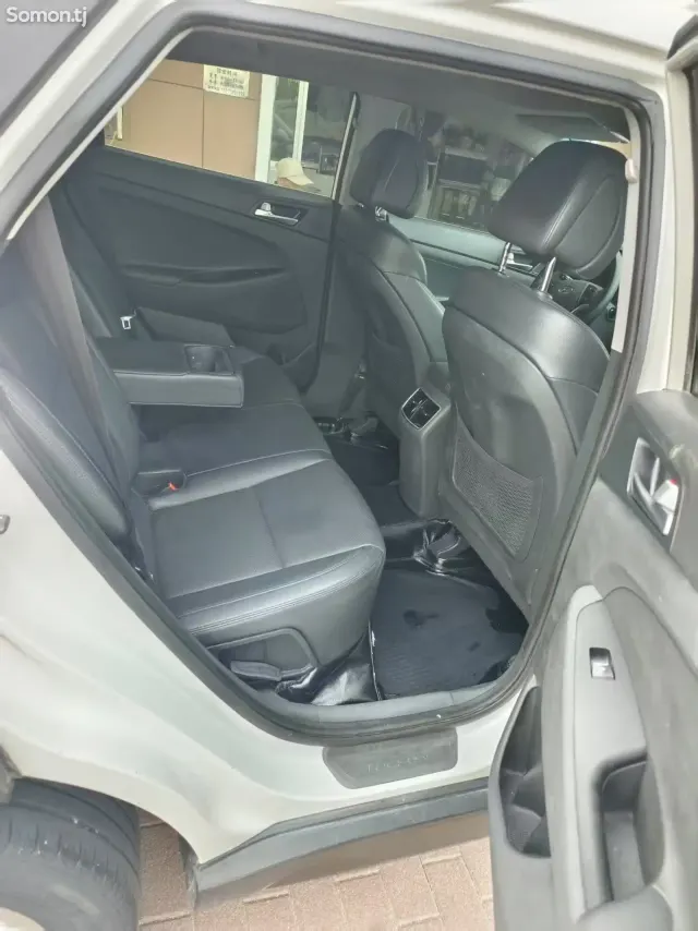 Hyundai Tucson 2015 · 1.6 AT