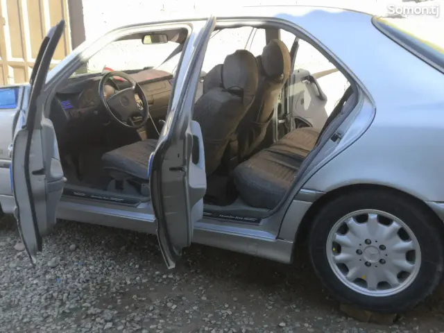 Mercedes-Benz W201 1997 · 2.0 MT