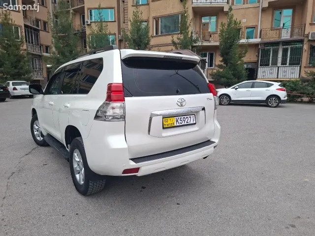 Toyota Land Cruiser Prado 2011 · 2.7 AT
